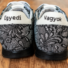 Egyedi hímzés a cipő mindkét sarok részén különböző felirattal